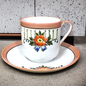 Besetzte japanische Teetasse und Untertasse, handbemalte rosa Blumen, Demitasse-Tasse und Untertasse
