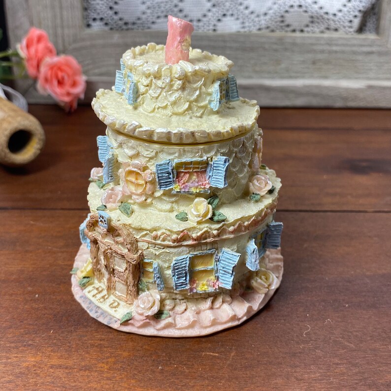 Boyds Bears Birthday Figurine - Bailey’s Frosted Cottage (2001) image 4