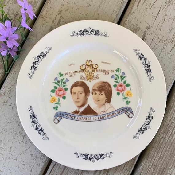 1981年 ロイヤルウェディング記念 チャールズ皇太子 ダイアナ妃 Amazon.co.jp: 完全保全版1981年 チャールズ皇太子ダイアナ妃