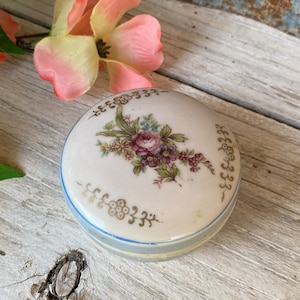 Joyero de porcelana antigua del Japón ocupado, con decoración floral pintada a mano.