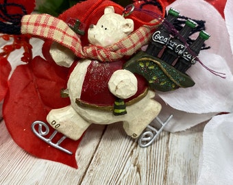 Kurt Adler Decorazione Natalizia Coca-Cola – Orso Bianco Su Cooler Rosso, Altezza 7,6 Cm, Ornamento Per Albero