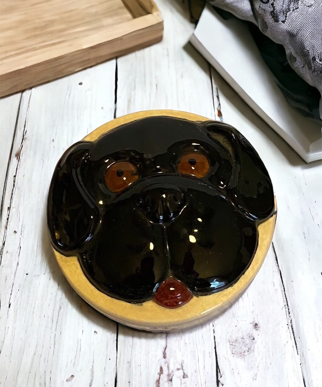 パグ模様の食器happychanページ 黒のパグ犬用陶器製蓋付き皿、パグ犬用陶器製キャンディ皿 - Etsy 日本