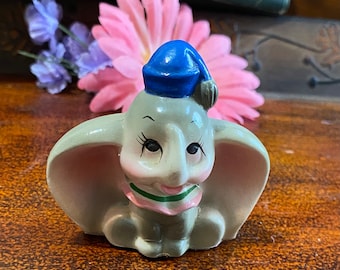 Vintage Dumbo Elefante Estatuilla Walt Disney Productions - Corea - Souvenir - DUMBO con sombrero azul