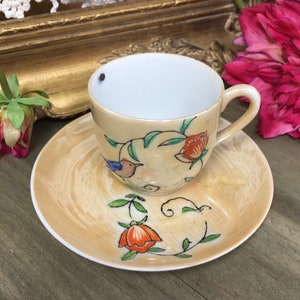Vintage Maruku China Bluebird und rote Rose Demitasse Teetasse & Untertasse Made In Occupied China, handbemalte Midcentury Tasse und Untertasse Set