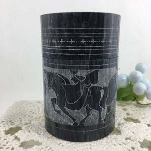 Handgearbeitete polierte Schliff Steindose /Kanister Geätztes Pferd & Chariot Kunstwerk Fitted Lid Granite-like