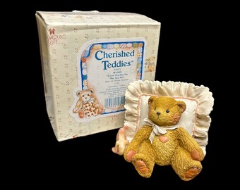 Cherished Teddies Mandy #950572 “Te amo tal como eres” / Figura de oso en la almohada