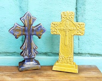 Croce in ceramica ornata, croce blu e bronzo, croce in ceramica gialla, decorazione religiosa vintage