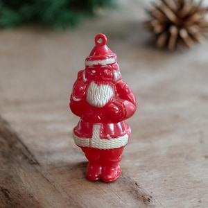 Enfeite de Natal vintage Papai Noel de plástico rígido vermelho com saco de brinquedos de meados do século