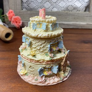 Boyds Bears Birthday Figurine - Bailey’s Frosted Cottage (2001) image 6
