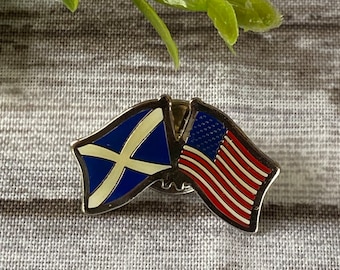 Cravate, revers et épingle à chapeau en émail, drapeau de l'amitié internationale vintage des États-Unis et de l'Écosse