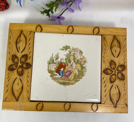 Vintage Wood Jewelry Box with  Colonial Lady & Ge… - image 2