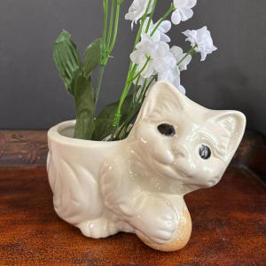 ヴィンテージ セラミック キャットプランター | ミッドセンチュリー キティとボールの置物 | キッチュな動物プランター | かわいい猫の陶器 | レトロな装飾