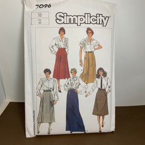 Puede incluir: Patrón de costura Simplicity número 7096 para la talla 16, talla europea 44. El patrón incluye instrucciones para hacer cinco faldas diferentes. Las faldas se muestran en cinco modelos diferentes que llevan blusas blancas. Las faldas son de diferentes longitudes y estilos, incluyendo una falda plisada, una falda maxi y una falda más corta con estampado de cuadros.