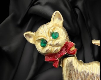 Broche Vintage Signée Dag - Chat Doré Texturé Avec Yeux En Strass Vert (modèle K20)
