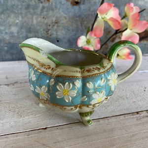 Vintage Creamer met Daisy Print, Blauwe en Gouden Accenten, Footed Creamer