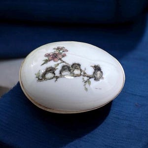 Vintage Mary Mugg Egg Shaped Trinket Box with Baby Birds - Enesco 1977