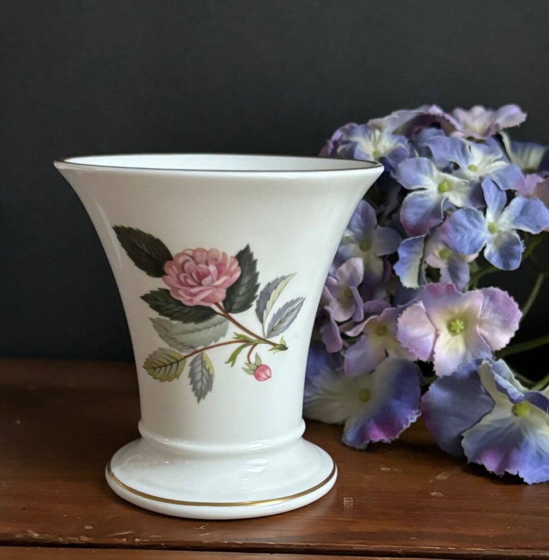 HATHAWAY ROSE 〜〜 Vintage Wedgwood Hathaway Rose Vase: Pink Floral Bone China