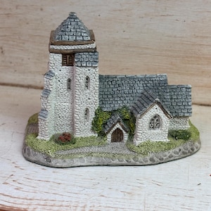 David Winter St. George’s Church Figurine – 1988 Hand-Painted Miniature English Cottage