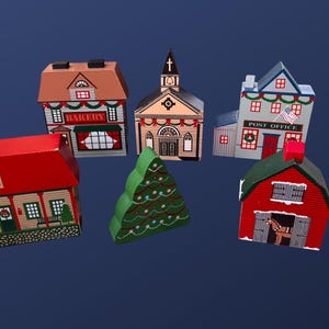 Könnte beinhalten: Eine Sammlung von sechs hölzernen Weihnachtsdorf-Figuren, darunter ein Haus mit rotem Dach, eine Bäckerei, eine Kirche mit Kreuz, ein Postamt mit amerikanischer Flagge, ein grüner Weihnachtsbaum und eine rote Scheune mit einem sichtbaren Pferd.
