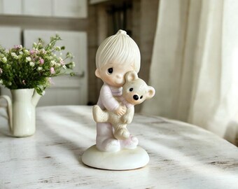 Precious Moments-beeldje – Jesus Loves Me Child met teddybeer – Jonathan en David Enesco, 1978 Taiwan