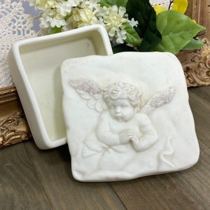 Vintage reliëf Angel Snuisterijdoosje, kunstaardewerk Angel Jewelry Box, Cherub Ring Box, witte porseleinen doos, dekseldoos Cupido