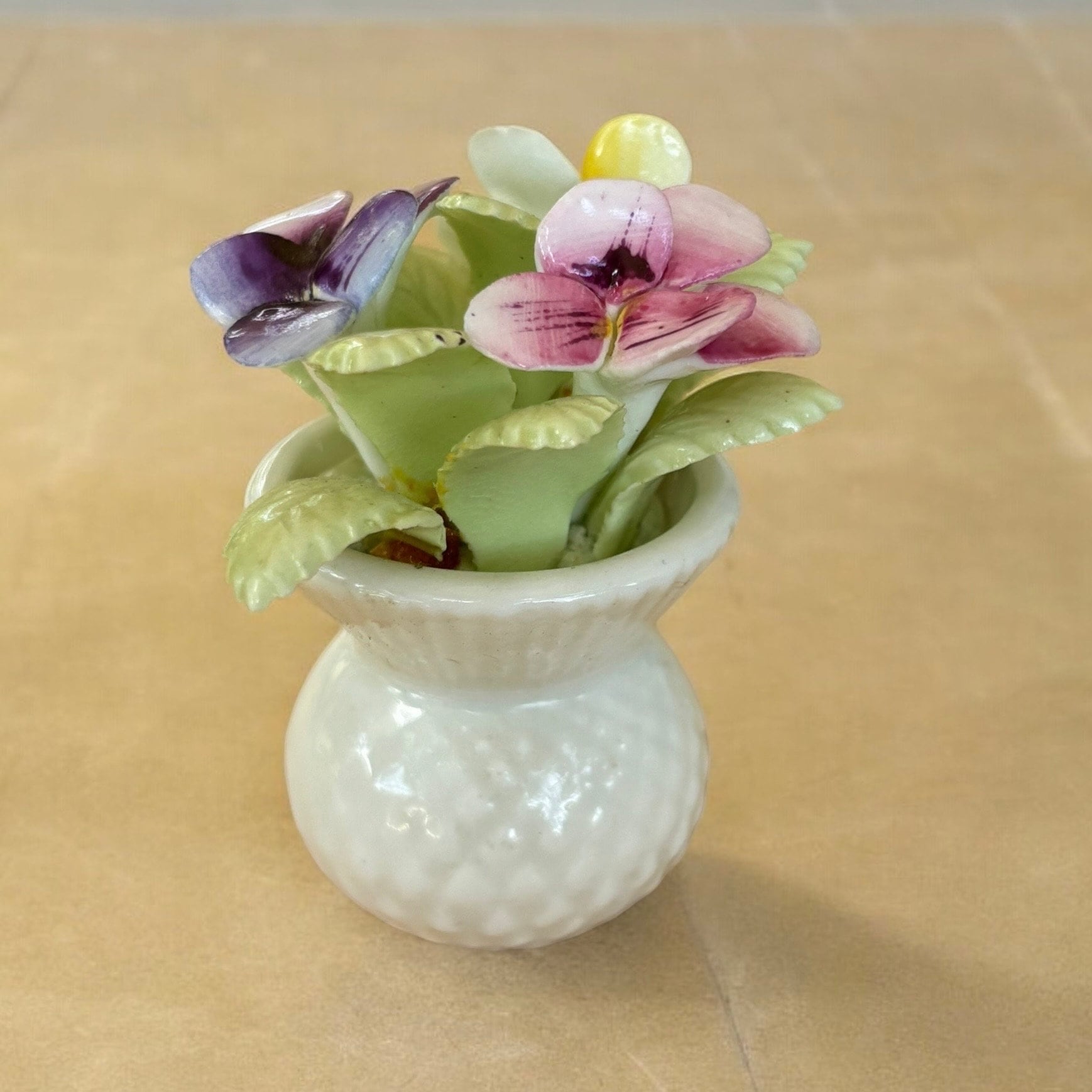 Bouquet di fiori scolpiti vintage Corona d'oro E R Inghilterra Fine Bone China, Fiori Bone China, Figurina di composizione floreale in porcellana in miniatura