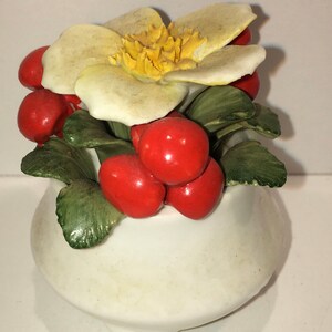 Bone China Bouquet - Vintage Healacraft Fine Bone China Weiße Blume Rot Beeren Bouquet Figur-Glas Blumenstrauß