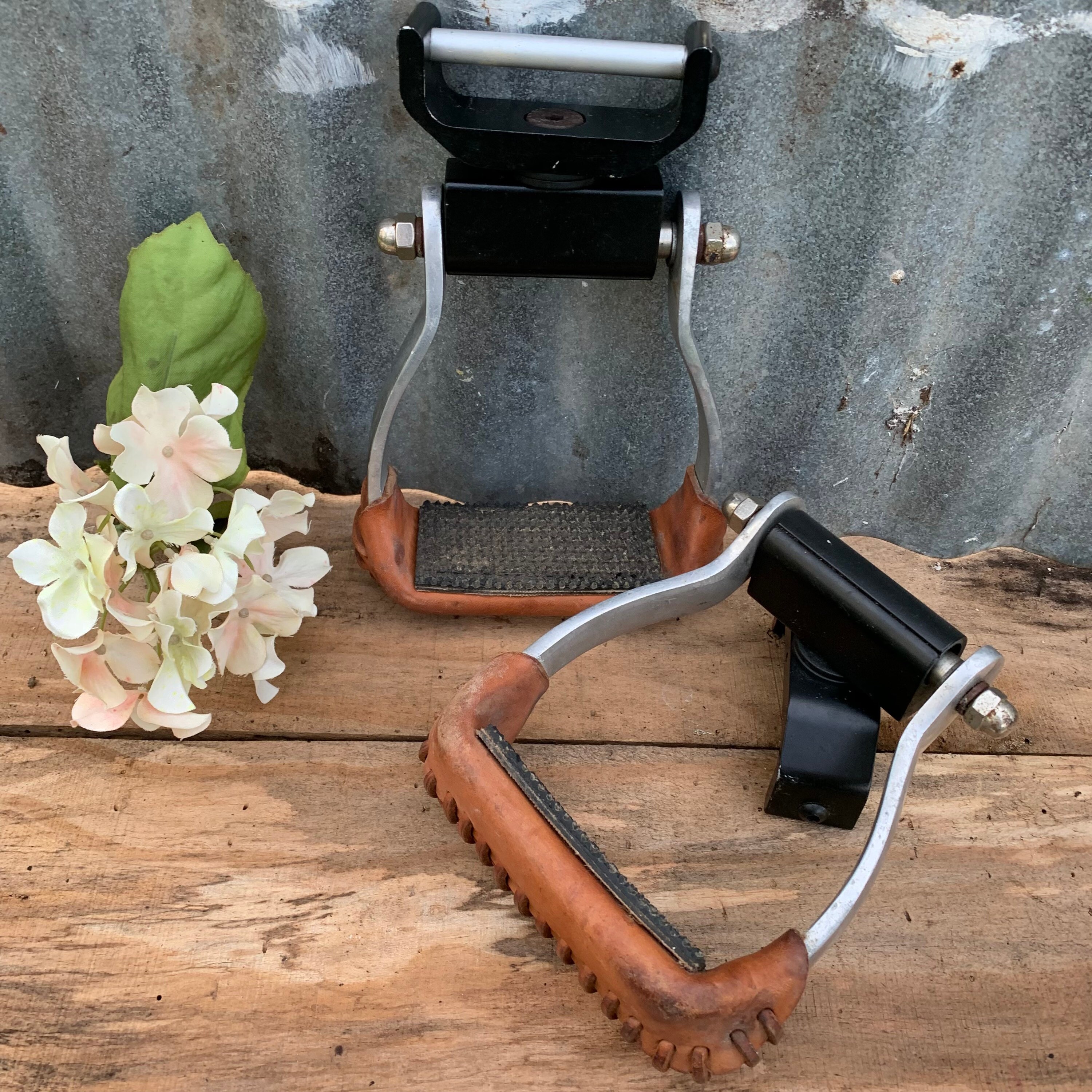 Étriers Western Vintage En Cuir Usiné Pour Selle - Occasion - Équitation