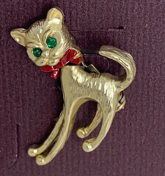 Broche Vintage Signée DAG - Chat Doré Texturé Avec Yeux Strass Vert - Modèle Animalier K20