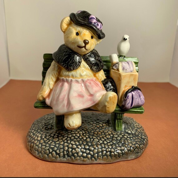 公園のベンチに座るテディベアの置物 Bialosky & Friends - Ruthie