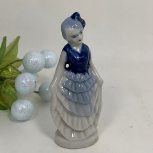 Vintage Porzellan Mädchen Miniatur Figur Made in Japan, Blau & Weiß Mädchen im Rüschenkleid Japan Figur