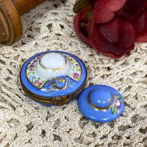 Vintage Farlins Limoges hattprydnadsask med berlock - Hattformad prydnadsask, Limoges Frankrike, handmålad