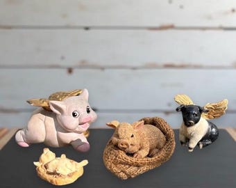 Vintage Miniatur-Schwein-Figuren, Schwein mit Flügeln, Schwein im Sackleinen-Bett, wenn Schweine fliegen