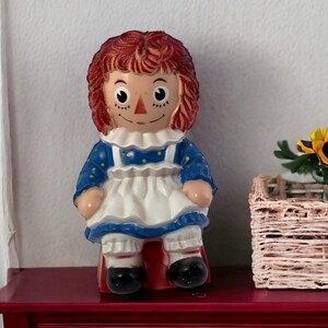Vintage Rtagdy Ann Bank 1972 - Hartplastik Charakter Bank von Bobbs Merrill Co - Guter Zustand mit grauem Stopper
