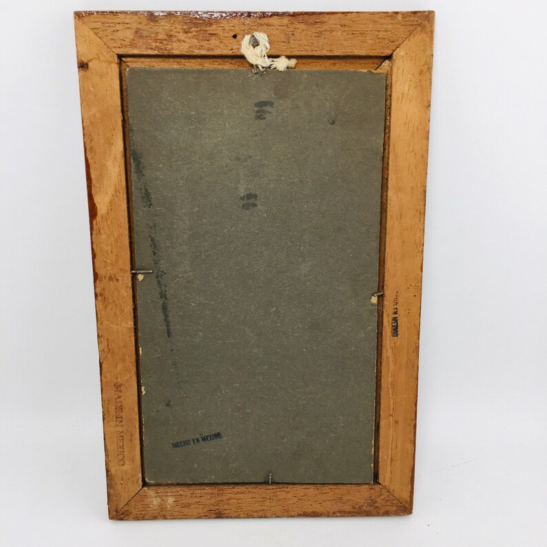 Peut inclure: Un cadre photo en bois avec un fond gris. Au dos du cadre, le texte "HECHO EN MEXICO" et "MADE IN MEXICO" est imprim&eacute;.