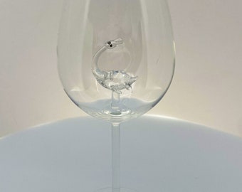 Le cristal 3D Clear Stemmed Loch Ness Monster Wine Glass ™ - Présenté sur Delish.com, HouseBeautiful.com et People Magazine/People.com