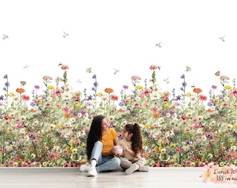 Könnte beinhalten: Eine Mutter und ihre Tochter sitzen vor einer floralen Tapeten-Wandmalerei. Die Wandmalerei zeigt eine Vielzahl von bunten Blumen und Schmetterlingen. Die Tapete ist 388 cm breit.
