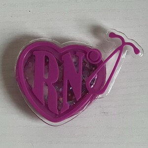 Secoueur d'insignes d'infirmière autorisée || Paillettes et résine || Coeur violet|| Infirmières || Titulaire d'une pièce d'identité