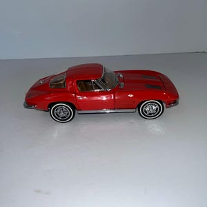 Franklin Mint 1963 Red Corvette Sting Ray - Split Window Coupe -  1:24 Scale.