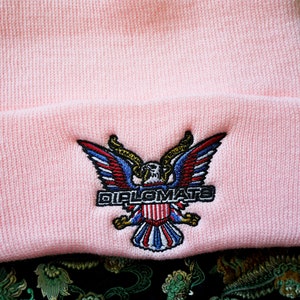 外交官のロゴ刺繍入りビーニー帽（ピンク）、カムロン、ジム・ジョーンズ、ジュエルズ・サンタナ、ニューヨーク、ハーレム・ヒップホップ
