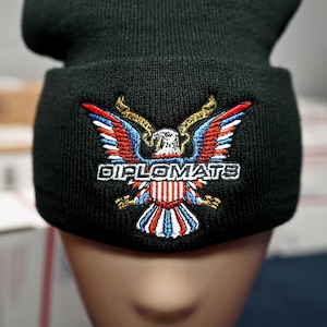 外交官のロゴ刺繍ビーニー帽、カムロン、ジム・ジョーンズ、ジュエルズ・サンタナ、ニューヨーク、ハーレムヒップホップ