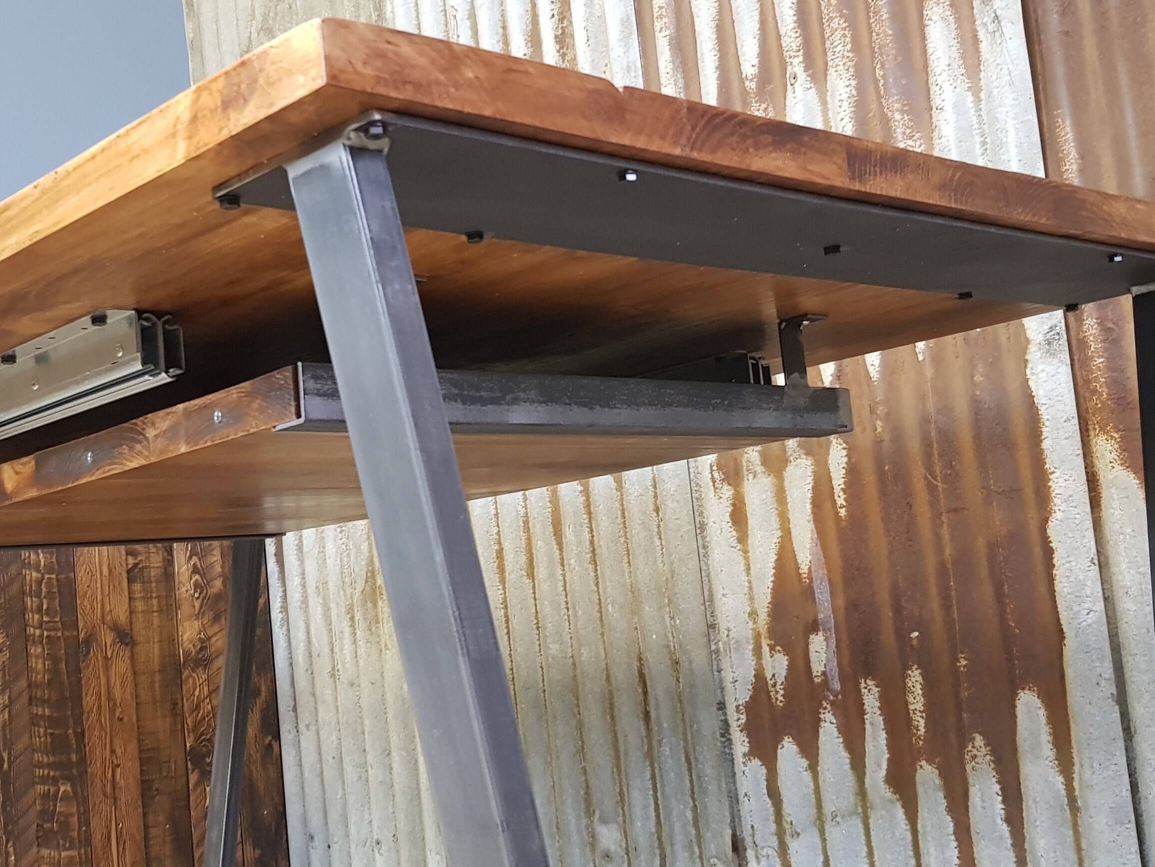 Extending dining table with angled steel legs Modernindustrial style