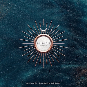 Puede incluir: Logotipo de "MIMAS COSMETIC" con un emblema circular, dise&ntilde;o de rayos de sol en tonos cobre y una luna creciente. El fondo es de color verde azulado oscuro con efectos de brillo. El nombre del dise&ntilde;ador est&aacute; en la parte inferior.