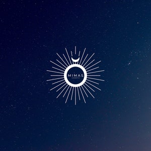 Puede incluir: Logotipo blanco sobre fondo azul oscuro con efecto de noche estrellada. El logotipo presenta un dise&ntilde;o de sol con una luna creciente y el texto "MIMAS COSMETIC" en un marco circular.