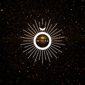 Puede incluir: Logotipo blanco sobre fondo negro con purpurina dorada. El logotipo presenta un dise&ntilde;o de sol radiante con una luna creciente y el texto "MIMAS COSMETIC" en un marco circular. El dise&ntilde;o es elegante y moderno.