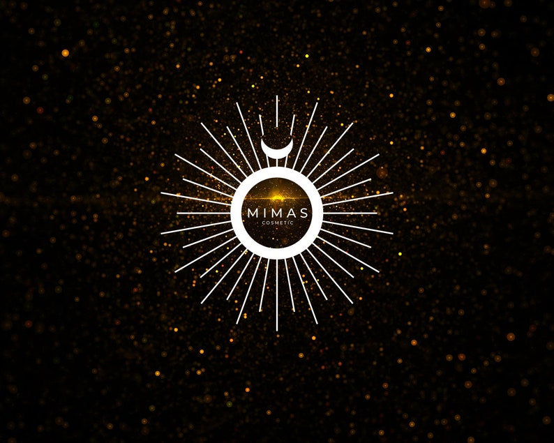 Puede incluir: Logotipo blanco sobre fondo negro con purpurina dorada. El logotipo presenta un dise&ntilde;o de sol radiante con una luna creciente y el texto "MIMAS COSMETIC" en un marco circular. El dise&ntilde;o es elegante y moderno.