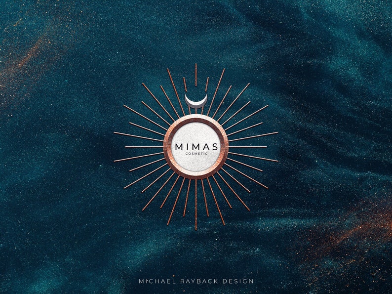Puede incluir: Logotipo de "MIMAS COSMETIC" con un emblema circular, dise&ntilde;o de rayos de sol en tonos cobre y una luna creciente. El fondo es de color verde azulado oscuro con efectos de brillo. El nombre del dise&ntilde;ador est&aacute; en la parte inferior.