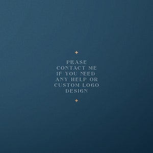 Puede incluir: Fondo azul oscuro con el texto: "Por favor, cont&aacute;ctame si necesitas ayuda o dise&ntilde;o de logotipo personalizado". El texto est&aacute; en una fuente serif y est&aacute; centrado. Dos peque&ntilde;as estrellas est&aacute;n arriba y abajo del texto.