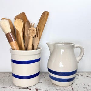 Roseville Pottery Topf & Krug Set, Vintage Holz Utensilien inklusive