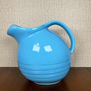 Jarra de bola inclinada Hull Marcrest de la década de 1950, jarra con franjas azules Robin&#39;s Egg, cerámica americana